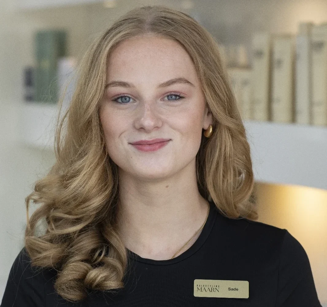 https://www.hairstyling-maarn.nl/wp-content/uploads/2025/10/Team-Sade-stagiare-1-e1759857750765.webp